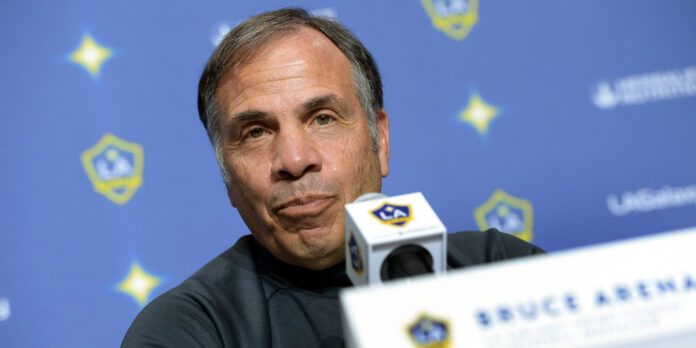 Bruce Arena, ex-selecionador dos EUA, é suspenso por comentários ‘inapropriados’