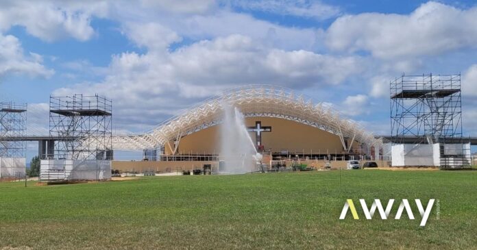 Tapete verde regado com água sustentável para receber o Papa