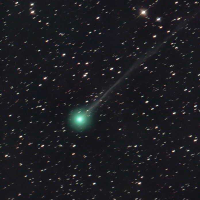 Cometa recém-descoberto por astrônomo deve ficar visível a olho nu neste mês