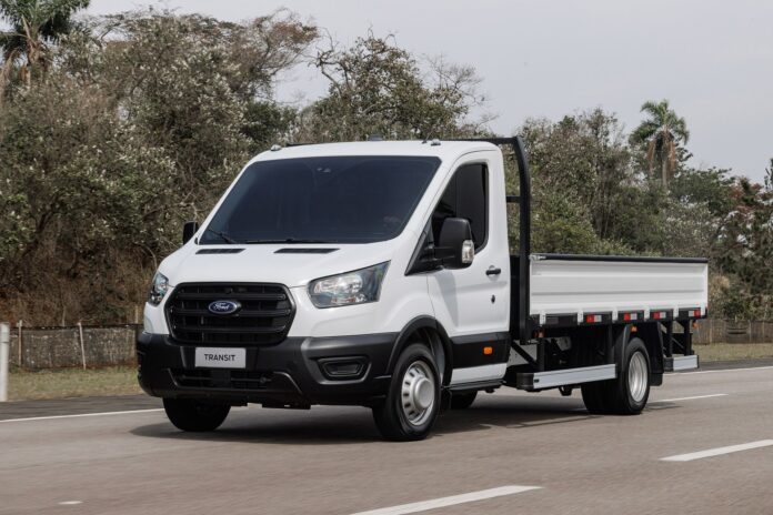 Ford anuncia nova van Transit Chassi no Brasil com suporte a Android Auto e Apple CarPlay