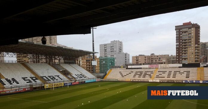 A curiosa estratégia dos adeptos do Varzim para suportar o calor no estádio