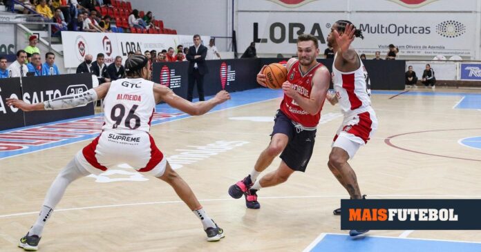 VÍDEO: Oliveirense surpreende Benfica com triplo em cima da buzina