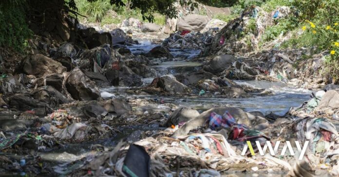 Roupa usada da UE está a poluir África. França quer mudar isso