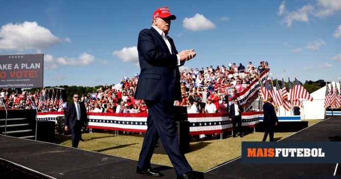 VÍDEO: tiros disparados no comício de Trump, candidato retirado com ferimento