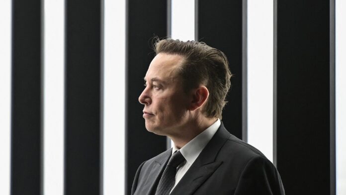 Elon Musk anuncia que Tesla fabricará robôs humanoides para “uso interno” em 2025