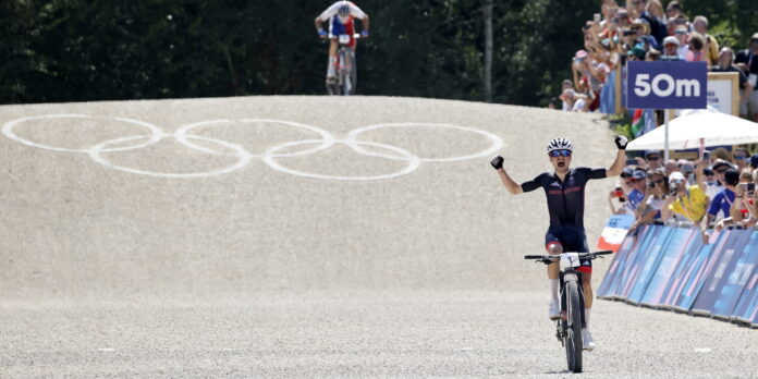 Paris2024: Ciclista britânico Thomas Pidcock revalida título em ‘cross country’