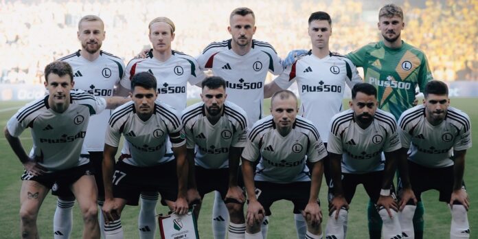 Ex-Benfica marca mas Legia Varsóvia, de Gonçalo Feio, empata e garante play-off da Liga Conferência