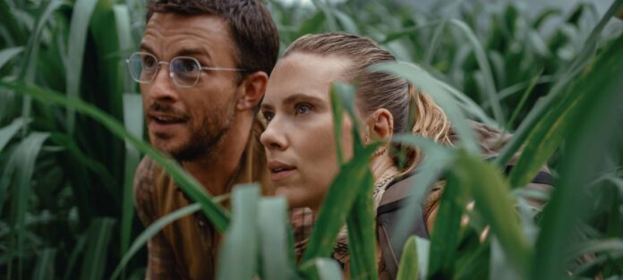 Novo Jurassic World ganha título e fotos com Scarlett Johansson na selva