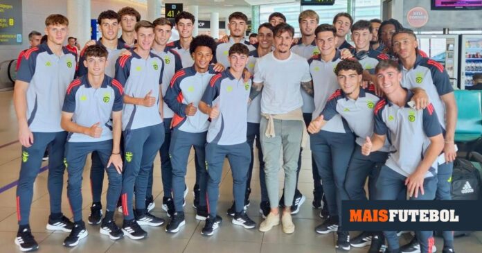 FOTO: Fejsa convive com juniores do Benfica no aeroporto