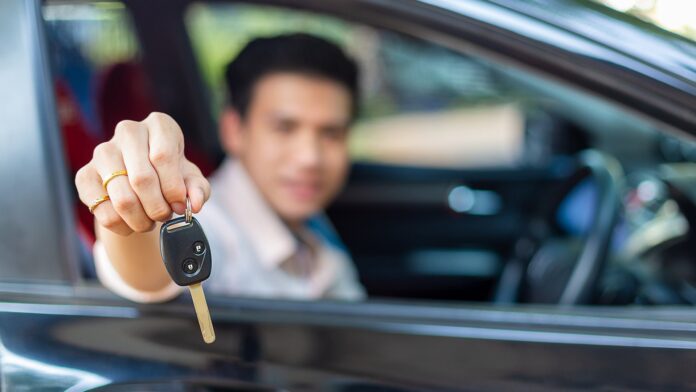 Projeto de lei prevê inclusão de carros elétricos nas aulas de direção em autoescolas