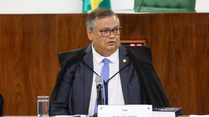 Dino suspende regra sobre aposentadoria de policiais homens e mulheres