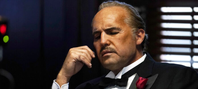 Billy Zane encarna Marlon Brando em foto da cinebiografia