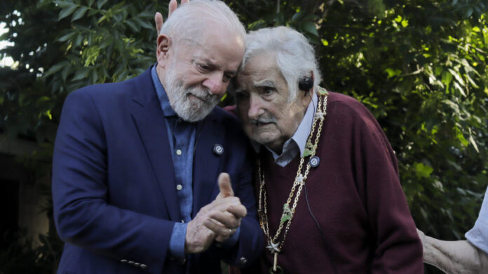 Assista a Lula entregando medalha para Pepe Mujica