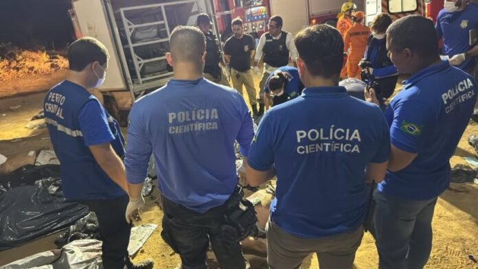 Ônibus cai em ribanceira em Alagoas e deixa 17 mortos