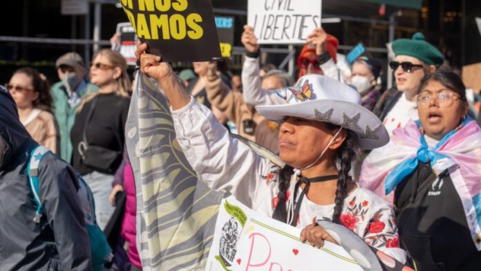 Ato contra Trump reúne manifestantes em Nova York; veja imagens