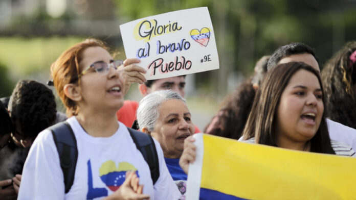 Em ato no DF, venezuelanos comemoram liberação de Maria Corina