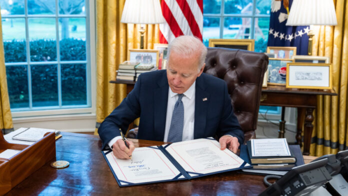 Biden sanciona lei que evita paralisação do governo dos EUA