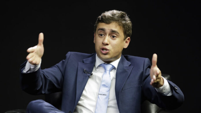 Bolsonaro inelegível causa “preocupação”, diz Nikolas Ferreira