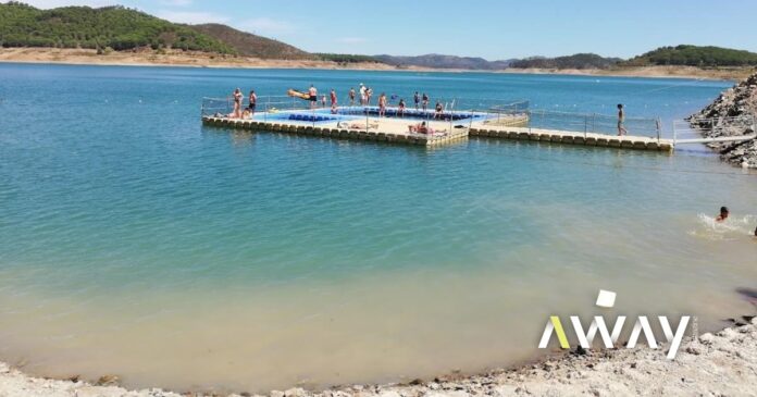 Este concelho tem das melhores praias de mar do país. Mas há uma fluvial que nos arrebatou